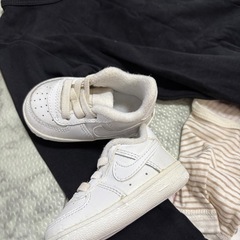 ベビー服、靴、抱っこ紐SETの画像