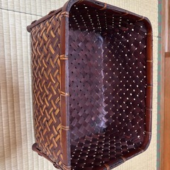 籐製の籠の画像