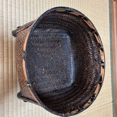 籐製の籠の画像