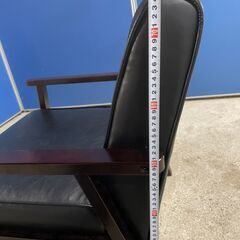 【良品】一人掛けチェア ブラック×ウッド モード系 人気 早い者勝ち 引取歓迎 配送OKの画像