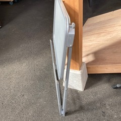 折り畳みテーブルの画像
