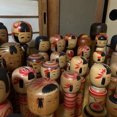 大量のこけしの画像