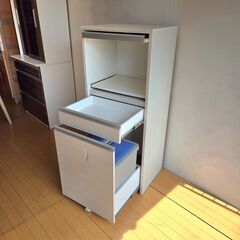 未使用訳あり 幅57.5 レンジボード ミドルタイプ ホワイト レンジボード 家電収納 レンジ台 ゴミ箱 ダストボックス コンセント付きの画像