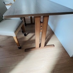 ダイニングテーブル＋イス2脚＋ベンチの画像