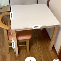 ダイニングテーブルと椅子のセットの画像