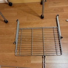 スチールラック（デスクとして使える）の画像