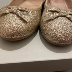 19,5センチ　H&M キッズ　リボン付きゴールドフラットシューズの画像