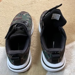 adidas 子供靴 22.5 迷彩柄の画像
