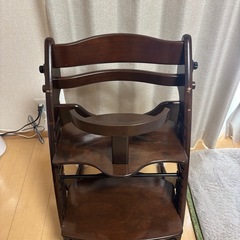 木製ベビーチェアの画像