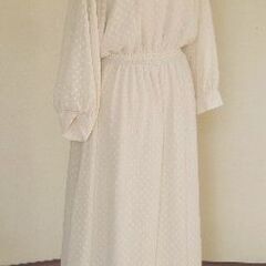 ベージュのロング丈ワンピース（M)の画像