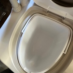 ポータブルトイレ ホワイト 排泄用具付きの画像