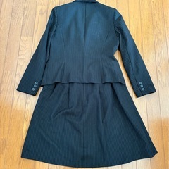 レディーススーツ13号　黒ストライプニッセンの画像