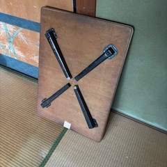 居間　テーブルの画像