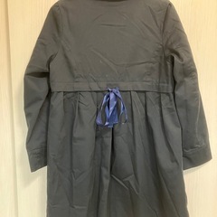 グレー トレンチコート Lサイズ 赤いボタンの画像