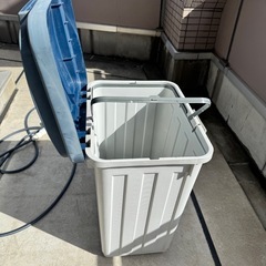 ＊商談中【引き取り限定】アスベル日本製 屋外 フタ付 ロック付き ハンドル付分別ダストボックス70L　の画像