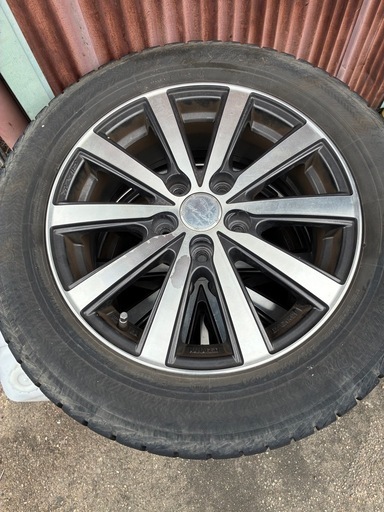 スタッドレスタイヤ　205/60R16