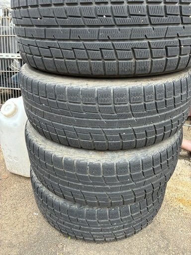 スタッドレスタイヤ　205/60R16