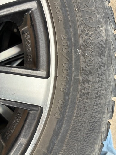 スタッドレスタイヤ　205/60R16