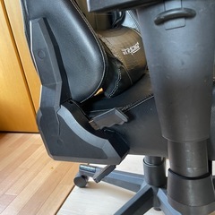 【ゲーミングチェア】高級な本革調の画像