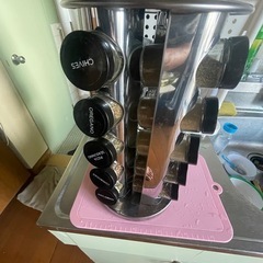 スタイリッシュと機能性を両立！オールドトンプソン（カメンステイン）　20本 スパイスラック　レボルビング式スパイスタワー【並行輸入】の画像
