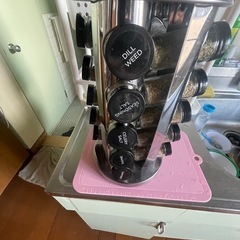 スタイリッシュと機能性を両立！オールドトンプソン（カメンステイン）　20本 スパイスラック　レボルビング式スパイスタワー【並行輸入】の画像