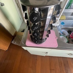 スタイリッシュと機能性を両立！オールドトンプソン（カメンステイン）　20本 スパイスラック　レボルビング式スパイスタワー【並行輸入】の画像