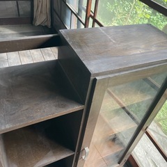 レトロな木の収納棚の画像