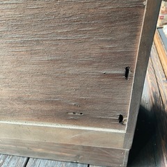 レトロな木の収納棚の画像