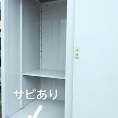 □ 灯り付き物置 高さ152.3㎝ 幅150.3㎝ 両方に仕切り、板あり 鍵無し 全体的に錆び キズ 色剥がれ 汚れ有 の画像