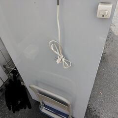 □ 灯り付き物置 高さ152.3㎝ 幅150.3㎝ 両方に仕切り、板あり 鍵無し 全体的に錆び キズ 色剥がれ 汚れ有 の画像