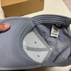 引取のみザノースフェイスキャップグレー洗濯済みの画像