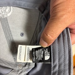 引取のみザノースフェイスキャップグレー洗濯済みの画像