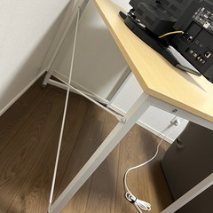 ベージュの机の画像