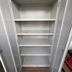 《リユースマン倉敷》扉付きキャビネット オフィス家具 棚の画像