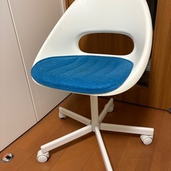 IKEA LOBERGET ローベルゲット / MALSKÄR マルシェール 回転チェア, ホワイト の画像