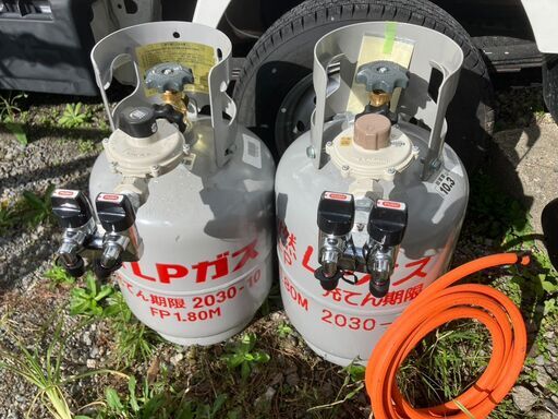 LPガス、プロパンガスの8kgの空ボンベと調整器の2セット