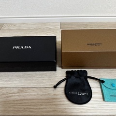 PRADAとバーバリー箱、Tiffanyとラザールダイヤモンドの袋の画像