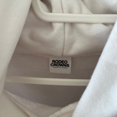ロデオクラウン　白パーカーの画像