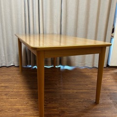 ダイニングテーブルの画像