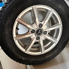 スパイクタイヤ　ホイール付き　4本セット　日産ノート使用の画像