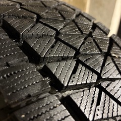 B-50 タイヤ 中古 BRIDGESTONE STUDLESS BLIZZAK DM-V2 215/70R16 の画像