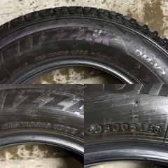 B-50 タイヤ 中古 BRIDGESTONE STUDLESS BLIZZAK DM-V2 215/70R16 の画像