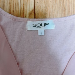 SOUP スープ カットソー ピンク系 Vネック 7分袖　シフォン　リボン　ワールド　春　オフィスカジュアル　スーツの画像