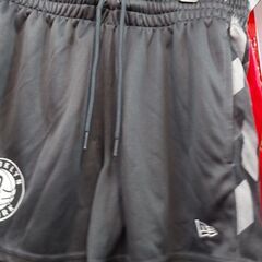 New era team shorts の画像
