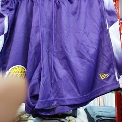 New era team shorts の画像