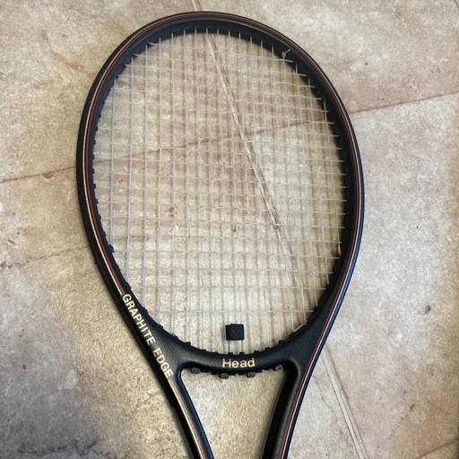 （HEAD）社のヴィンテージテニスラケット「グラファイト エッジ（GRAPHITE EDGE）」です。