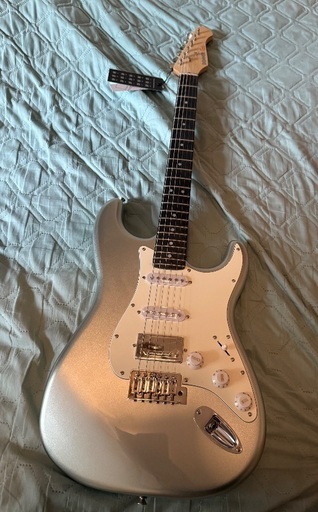 【美品】エレキギター(シルバー)【ギターケース、コード表付き】