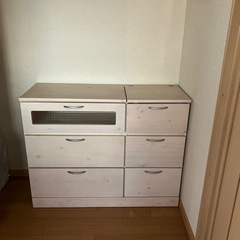 オフホワイトの鏡付き収納家具
の画像
