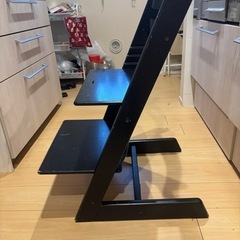 Stokkeベビーチェア　黒　2つの画像