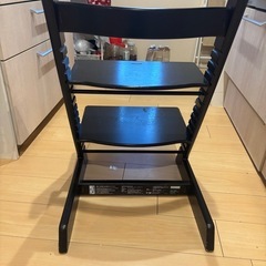 Stokkeベビーチェア　黒　2つの画像
